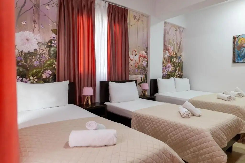 Standard Quadruple Room image 6