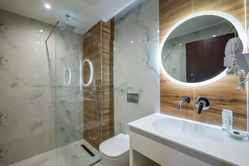 Double Room with Balcony image 9