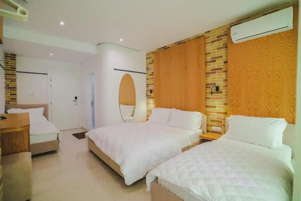 Superior Quadruple Room image 12