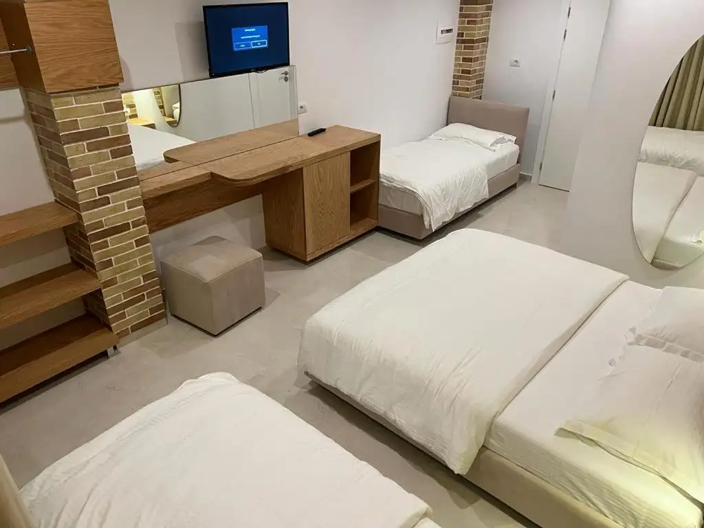 Superior Quadruple Room image 15