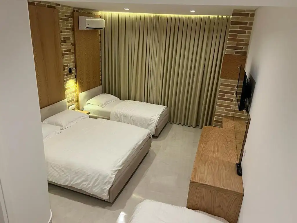 Superior Quadruple Room image 18
