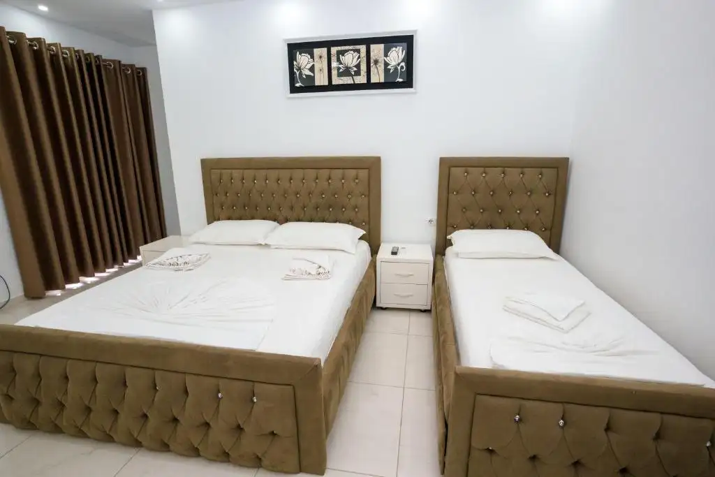 Superior Triple Room image 6