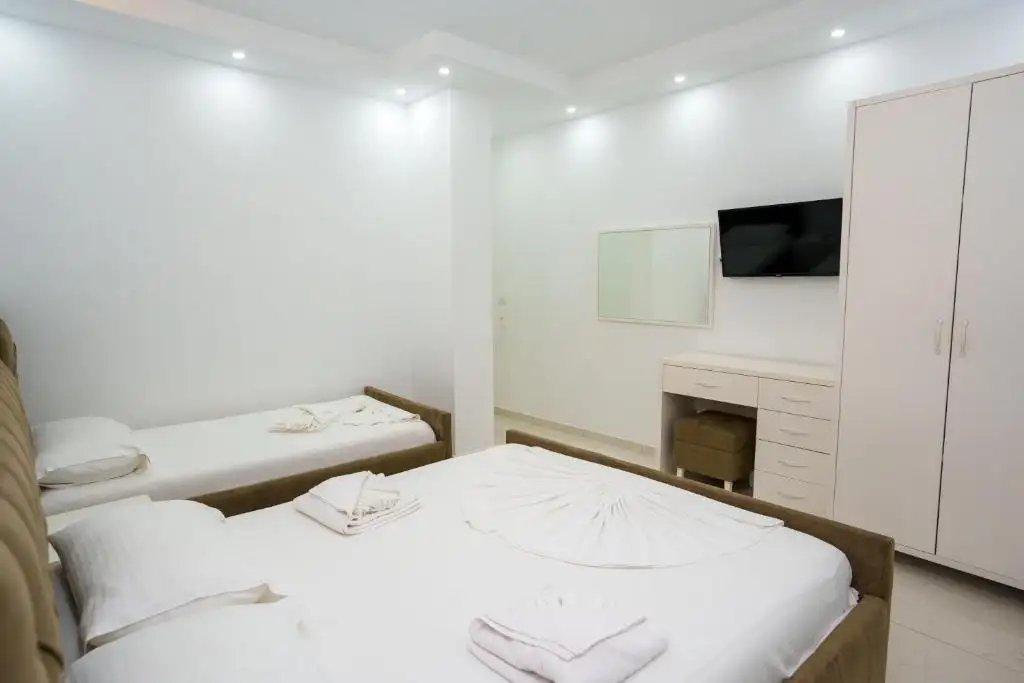 Superior Triple Room image 3