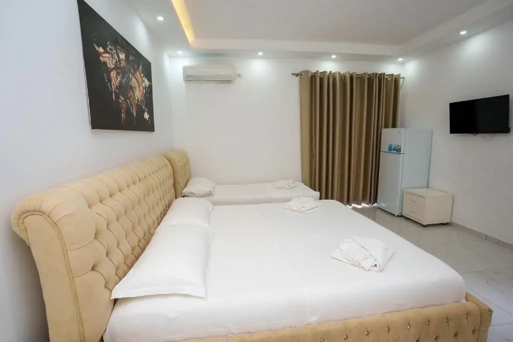 Superior Triple Room image 9