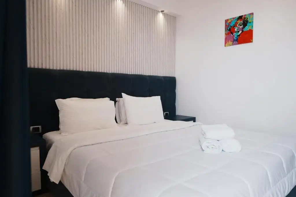 Double Room with Balcony image 4