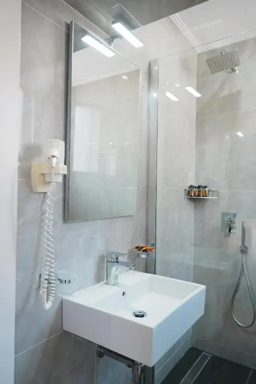 Double Room with Balcony image 5