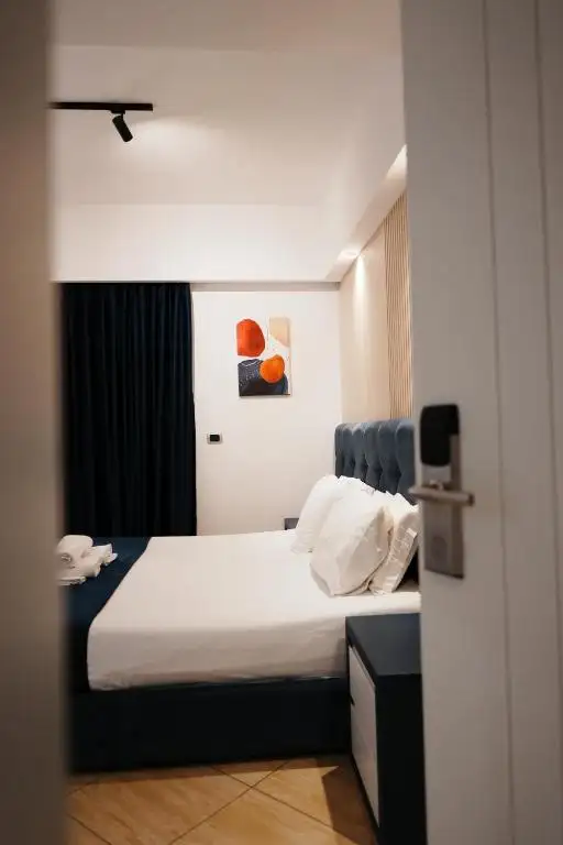 Double Room with Balcony image 8