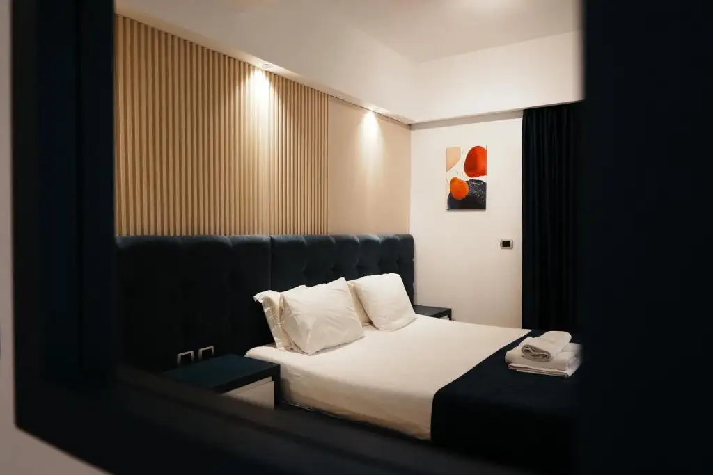 Double Room with Balcony image 7