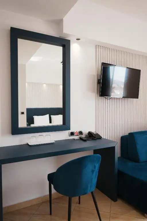 Double Room with Sofa Bed - Sea View image 8