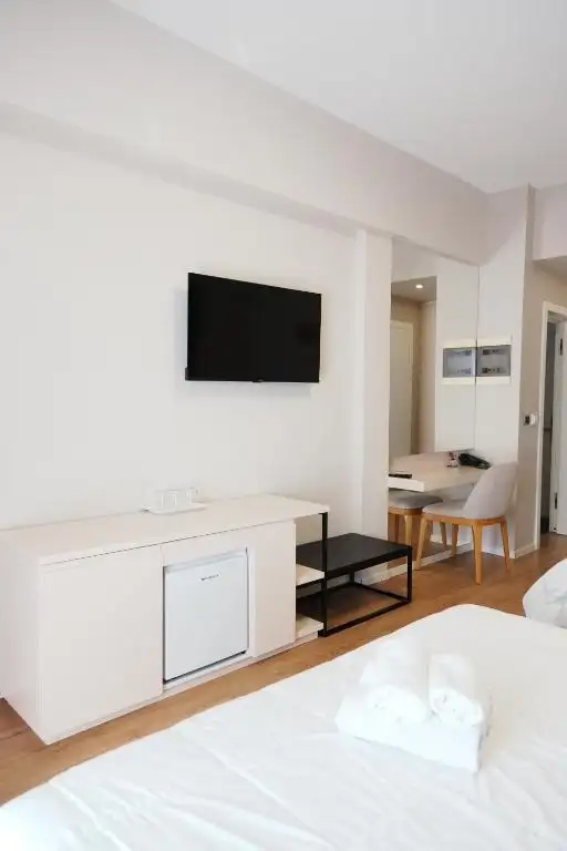 Triple Room with Balcony image 12