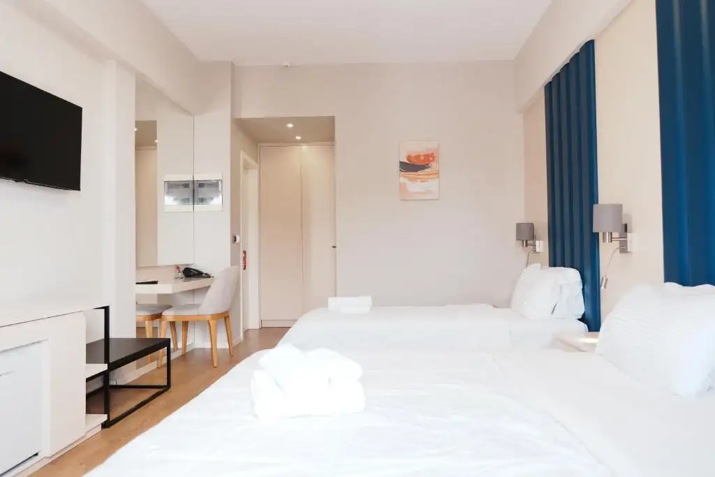 Triple Room with Balcony image 10
