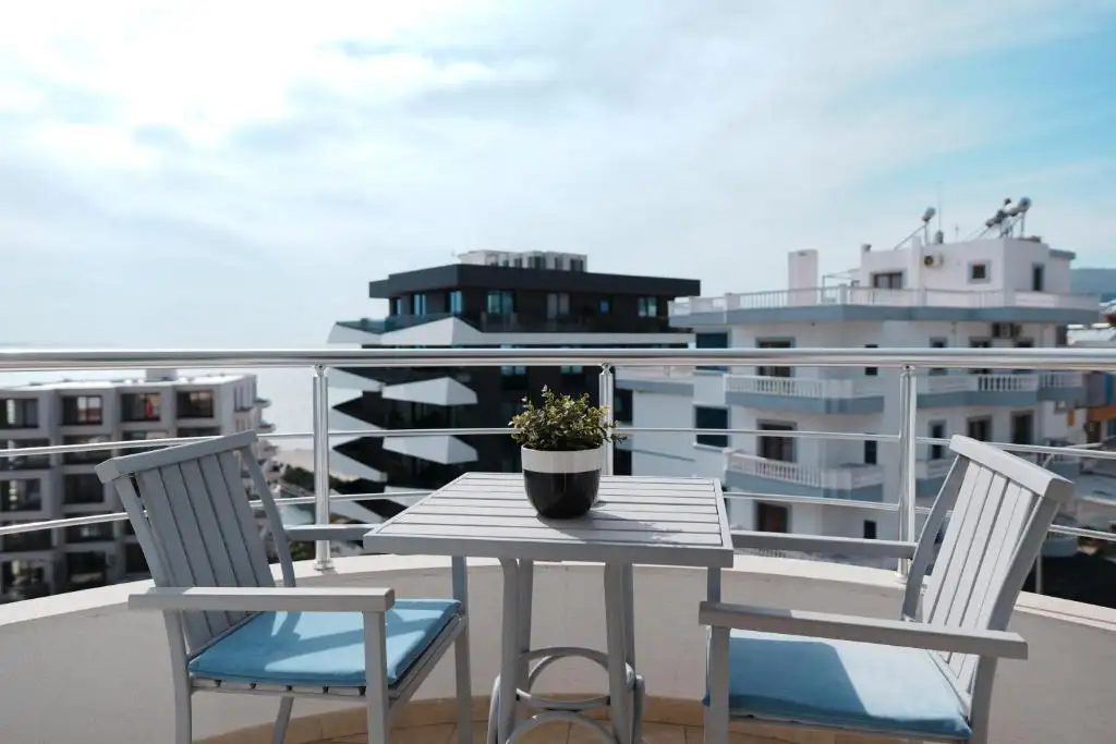 Triple Room with Balcony image 6