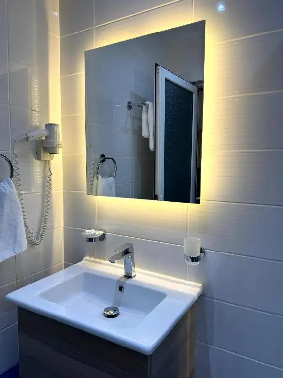 Superior Triple Room with Balcony (3 SNG) image 7