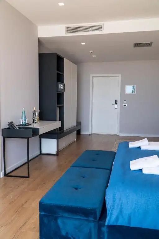 Suite with Terrace and Sea View image 19