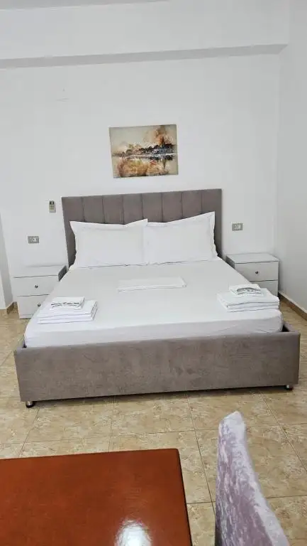 Double Room with Balcony image 7
