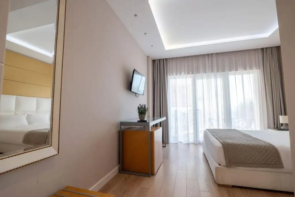 Deluxe Double Room with Sea View image 2