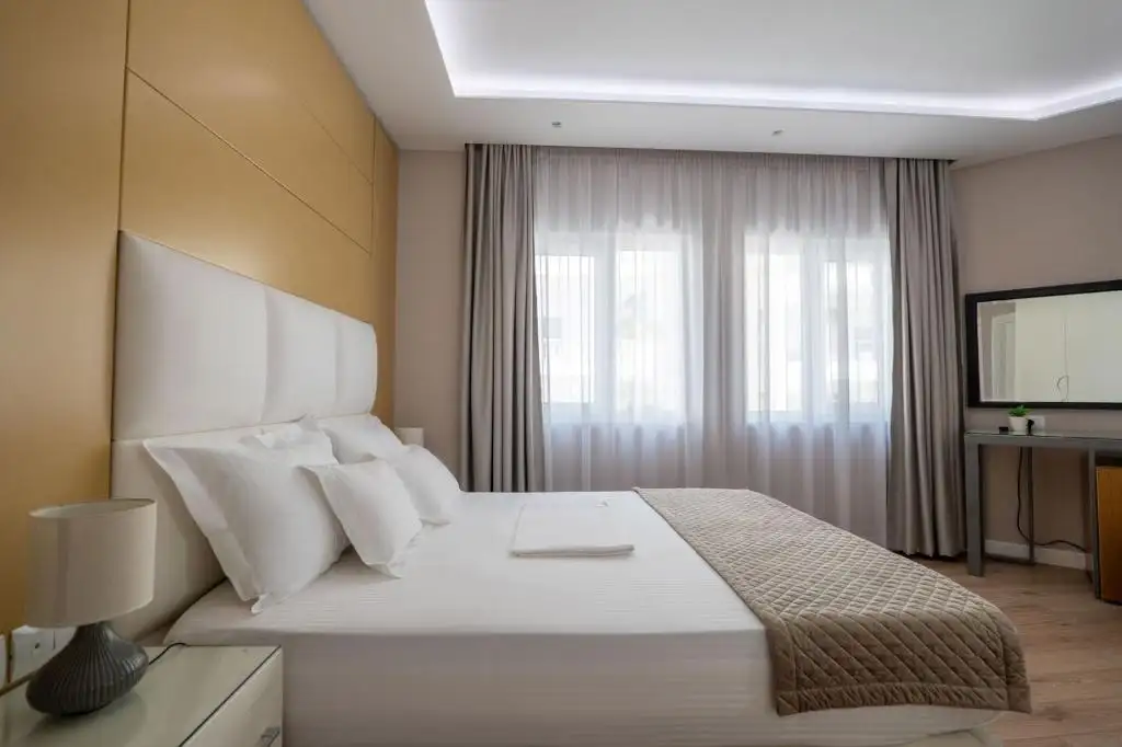 Deluxe Double Room with Sea View image 3