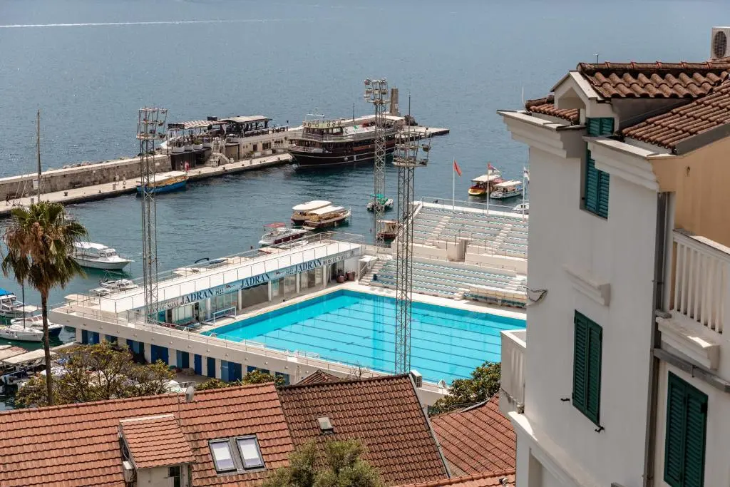 img_id_2422912.webp