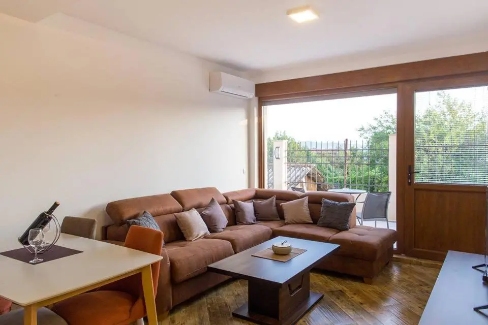 img_id_2412452.webp