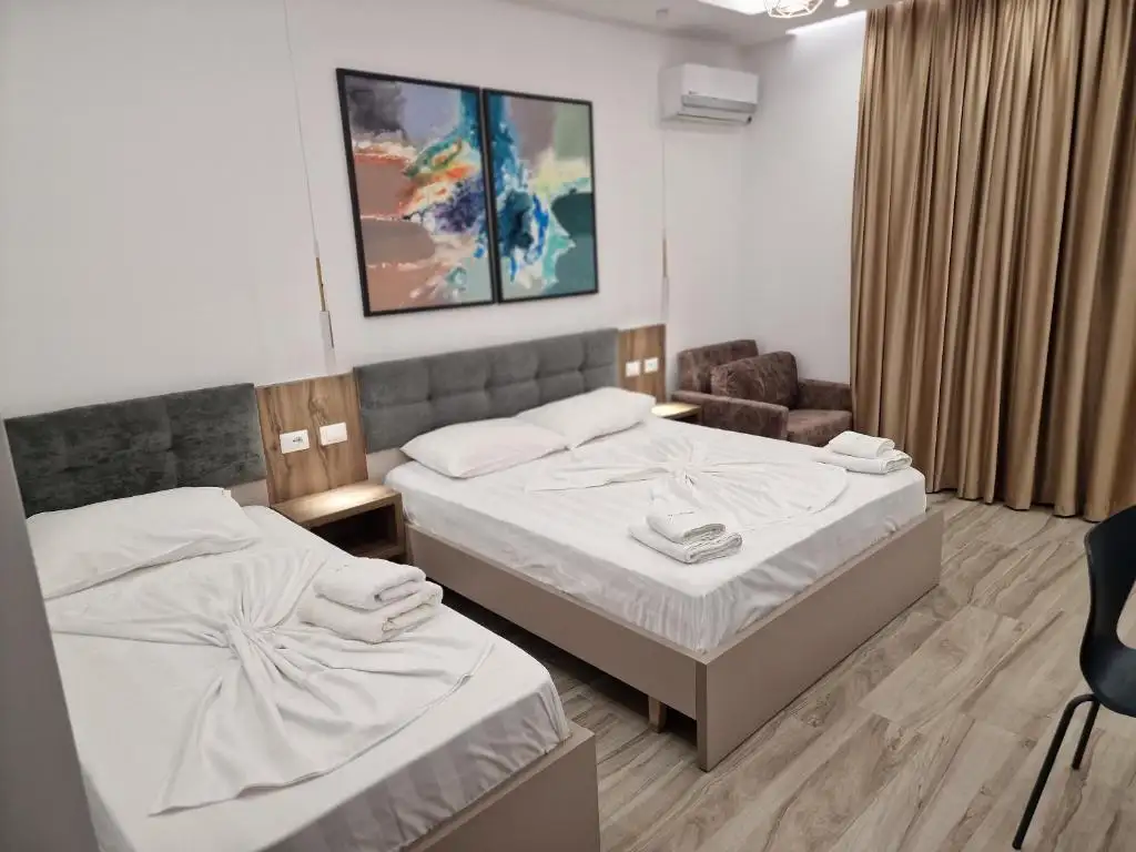 Triple Room with Balcony image 8