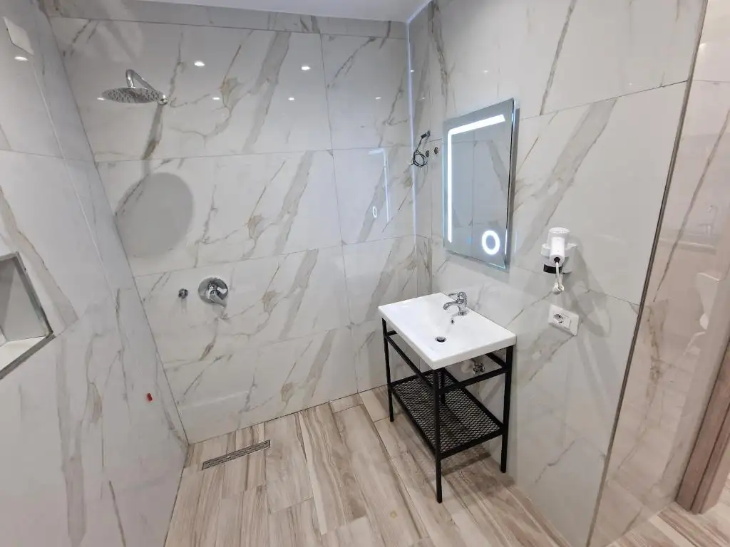 Triple Room with Balcony image 11