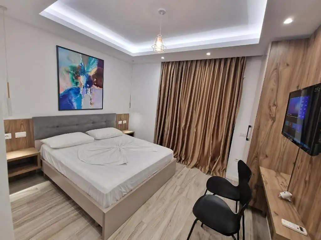 Double Room with Balcony image 3