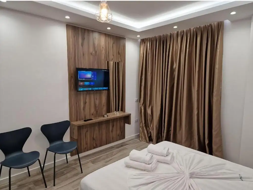 Double Room with Balcony image 4