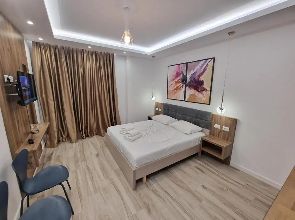Double Room with Balcony image 5