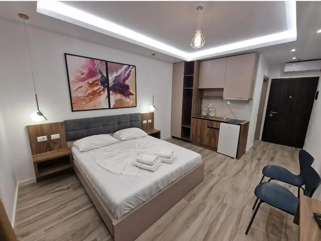 Double Room with Balcony image 7