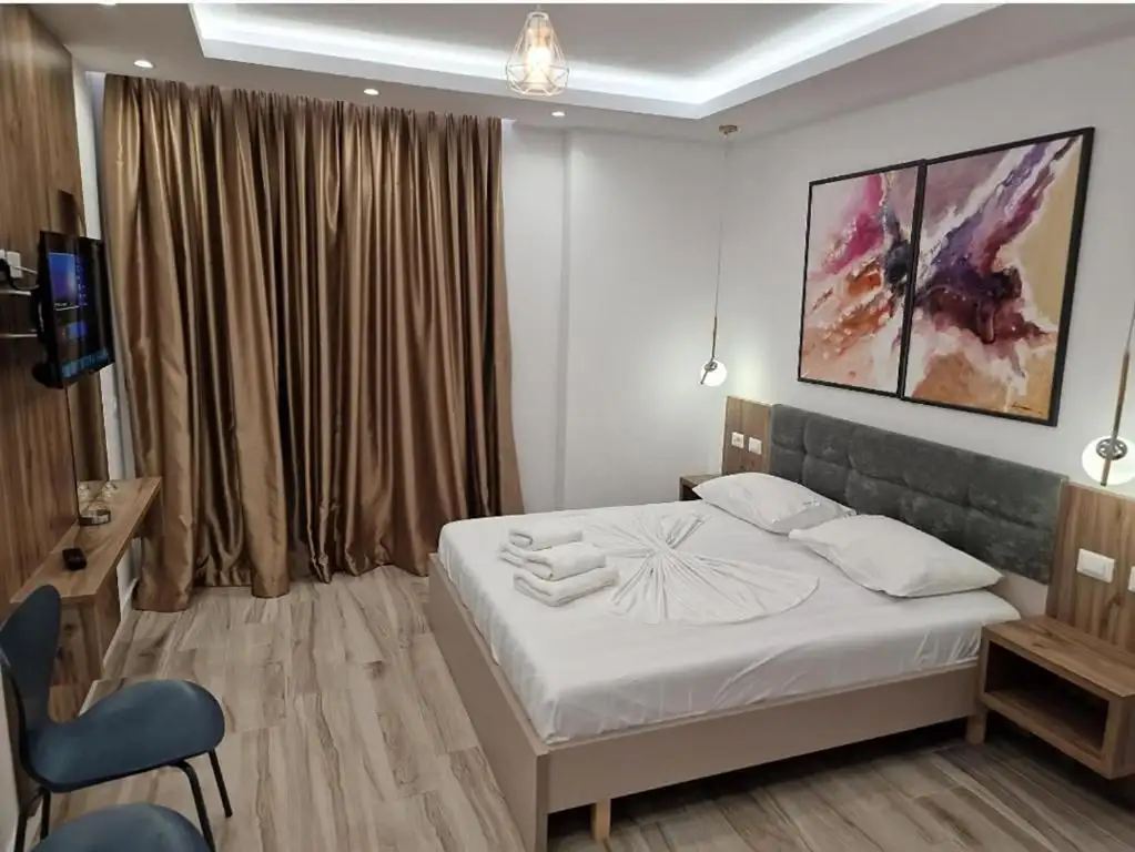 Double Room with Balcony image 6