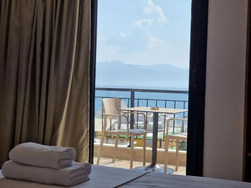 Double Room with Balcony and Sea View image 8