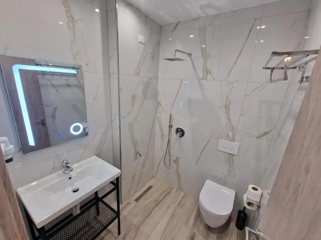 Double Room with Balcony and Sea View image 7