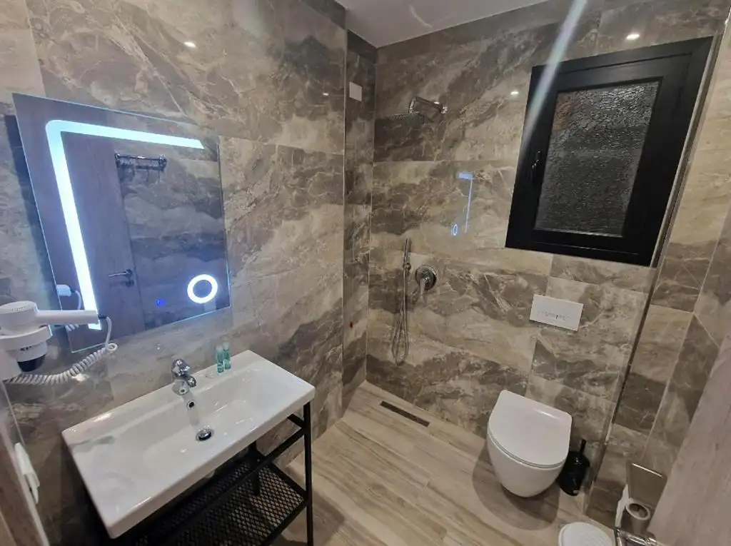 Double Room with Balcony and Sea View image 6