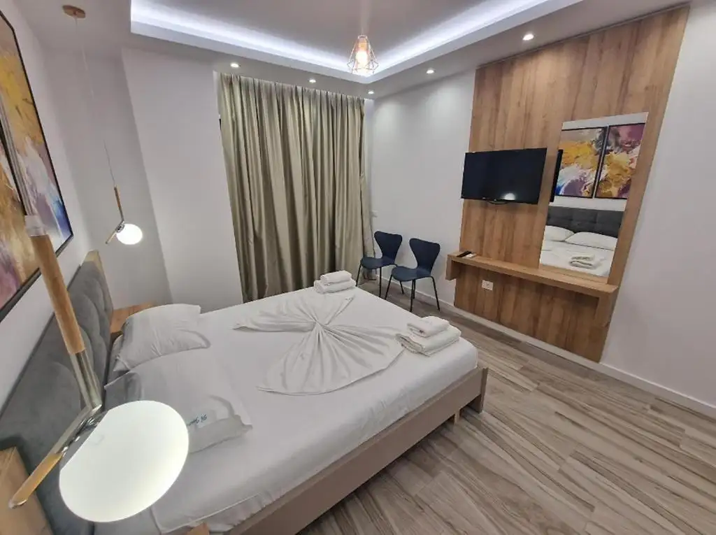 Double Room with Balcony and Sea View image 2