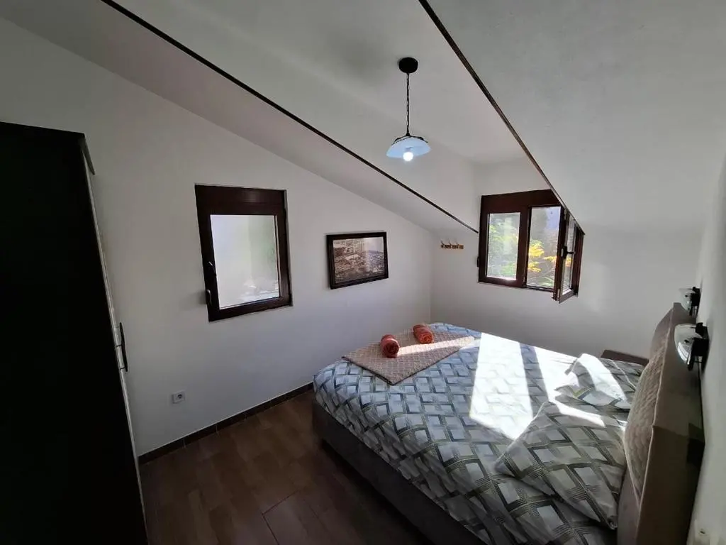 img_id_2411276.webp