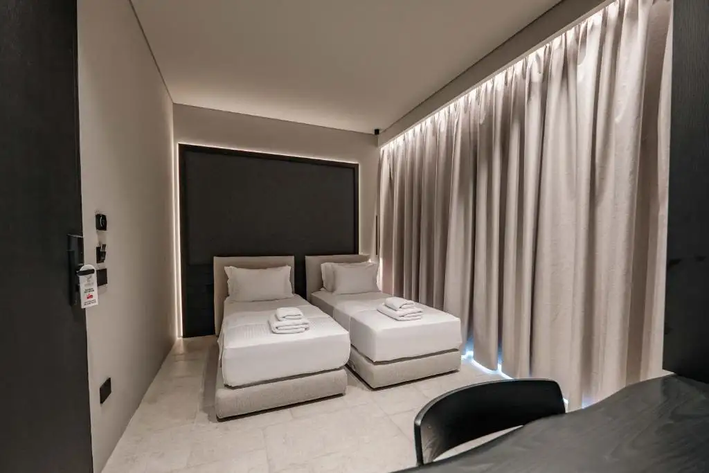 Superior Twin Room image 3