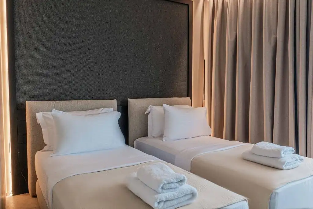 Superior Twin Room image 6