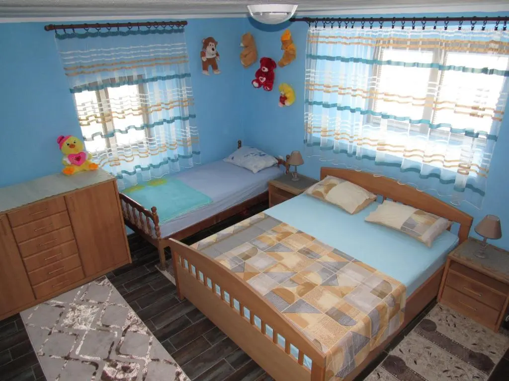 img_id_2398352.webp