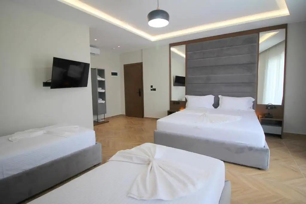 Quadruple Room with Balcony and Pool View image 13