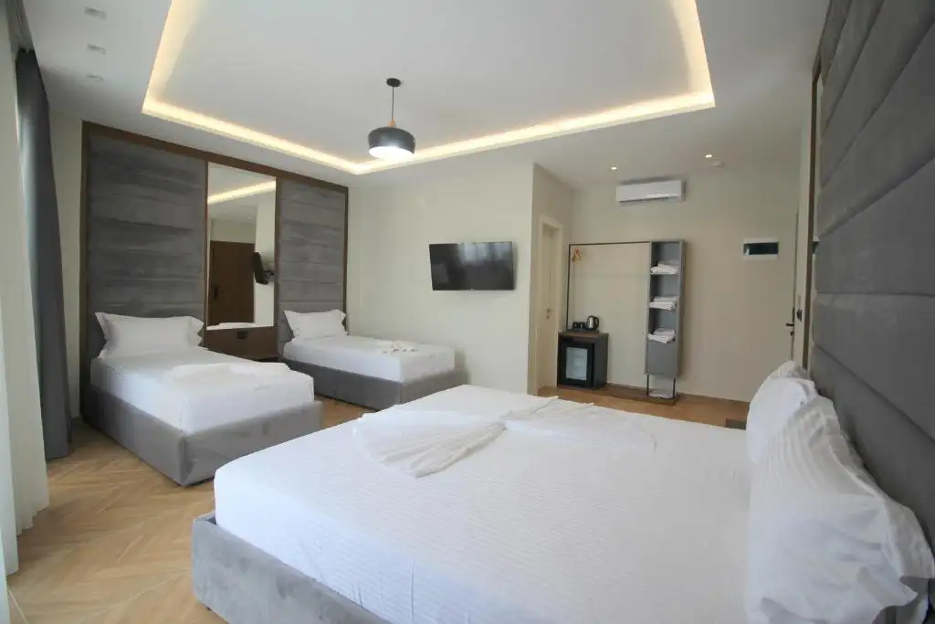 Quadruple Room with Balcony and Pool View image 14