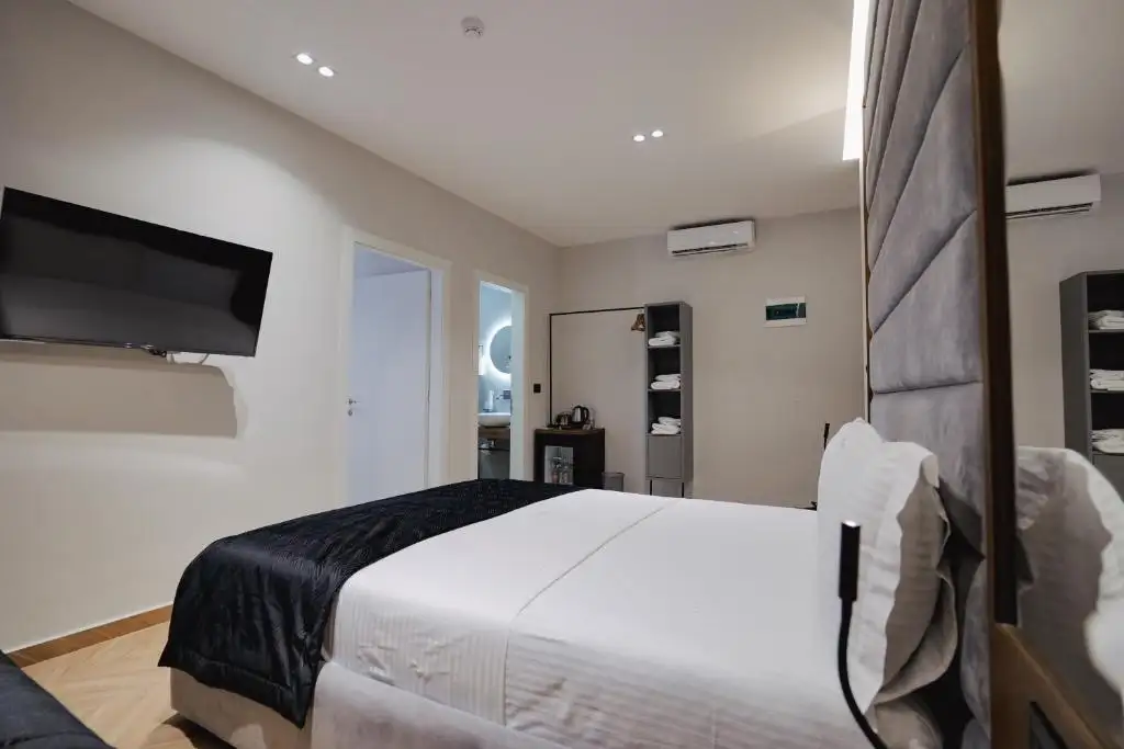 Quadruple Room with Balcony and Pool View image 16