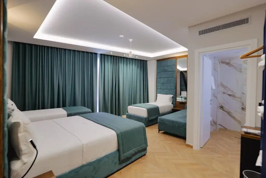 Quadruple Room with Balcony and Pool View image 9