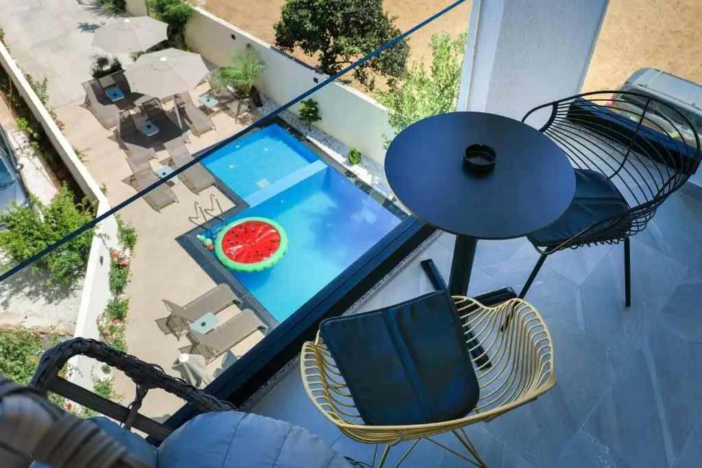 Quadruple Room with Balcony and Pool View image 8