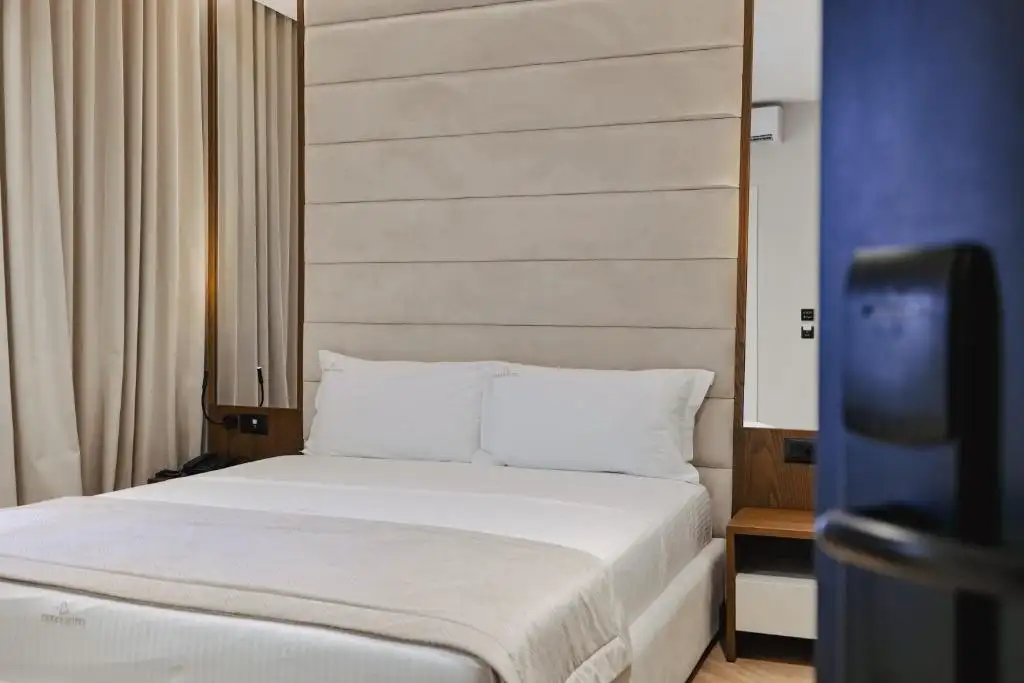 Double Room with Pool View image 16