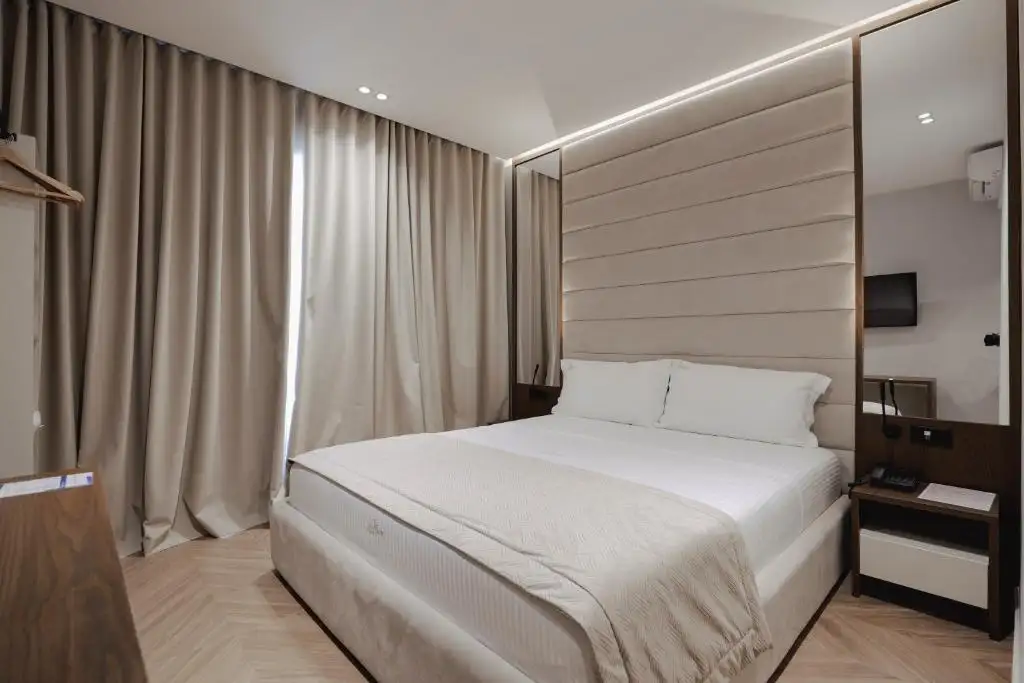 Double Room with Pool View image 18