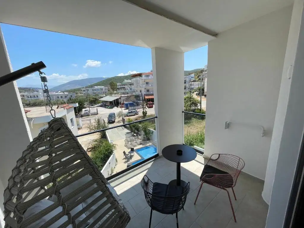 Double Room with Pool View image 17