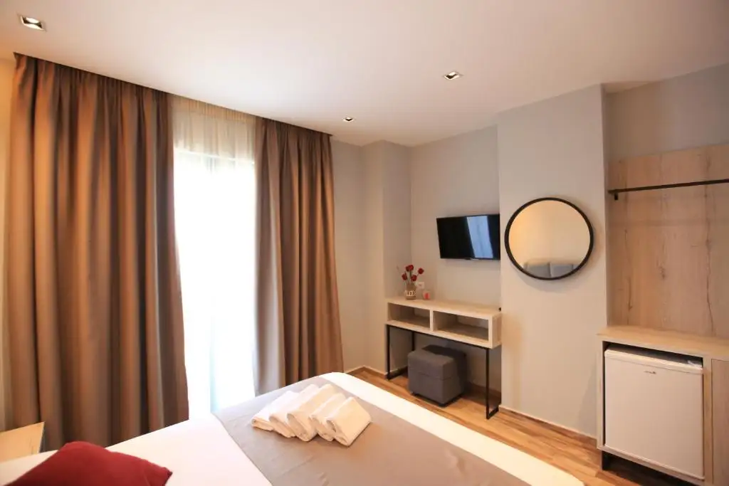 Double Room with Balcony image 3