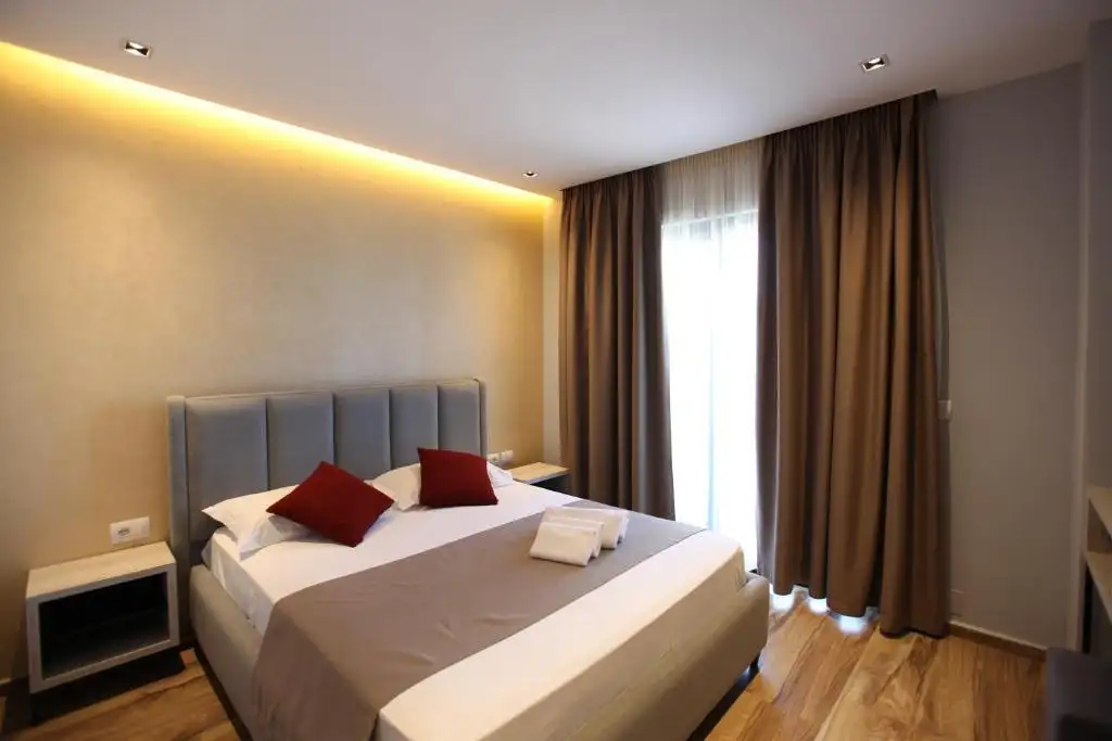 Double Room with Balcony image 4