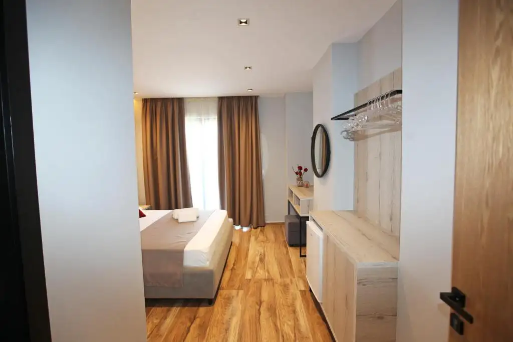 Double Room with Balcony image 5