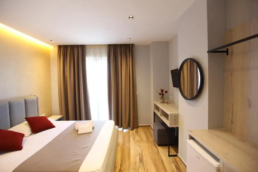 Double Room with Balcony image 6